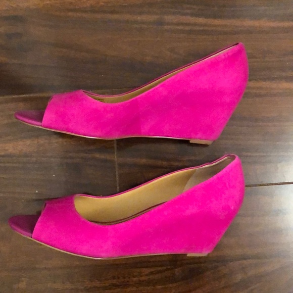 Nine West raspberry pink wedges